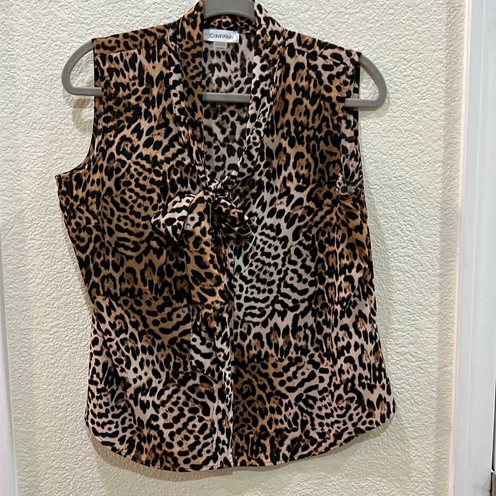 Calvin Klein Brown Leopard Sleeveless Button-Down Blouse with Now Tie